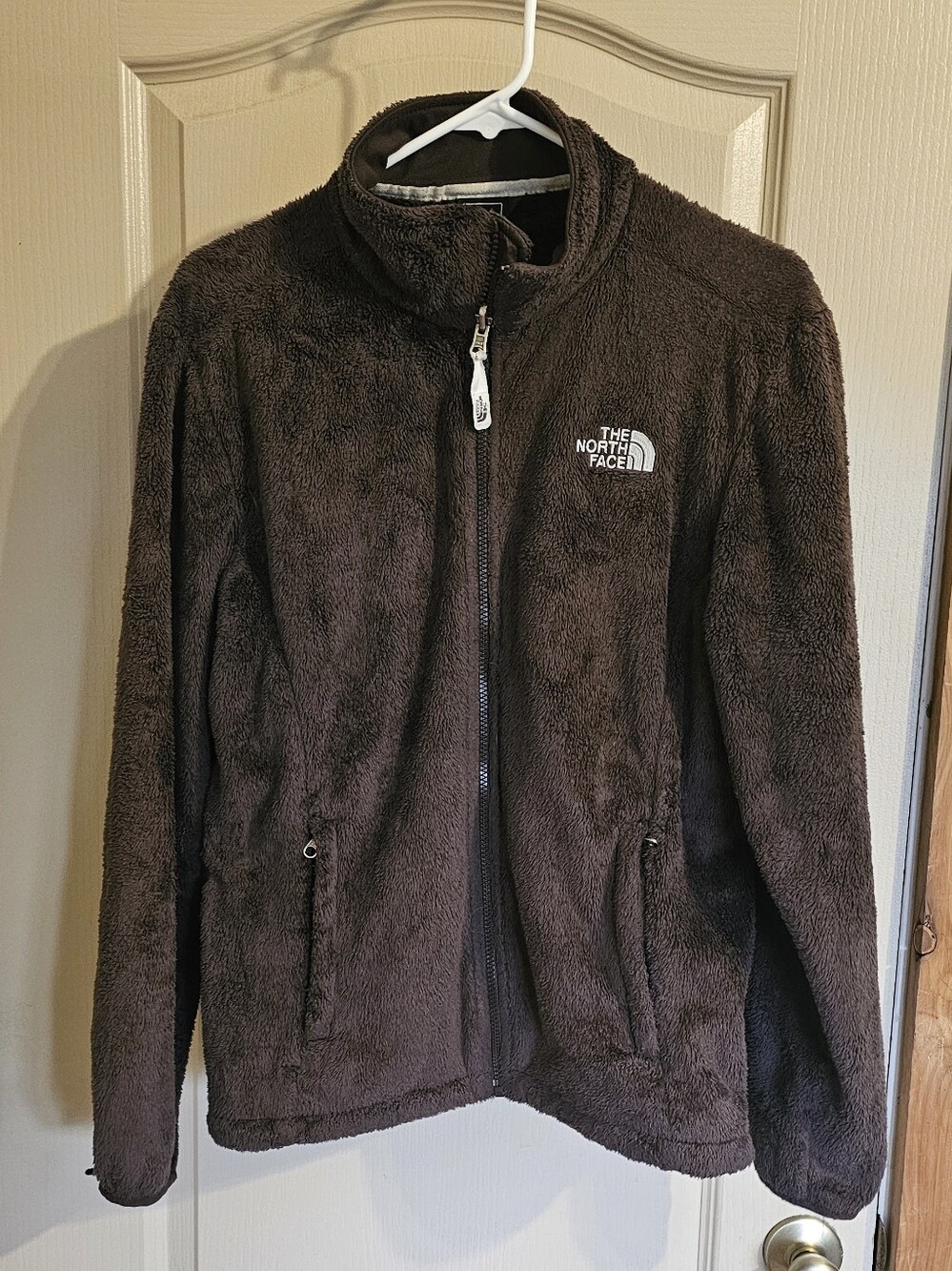 The North Face Women's Full-Zip Fleece Jacket features a plush teddy bear Fabric